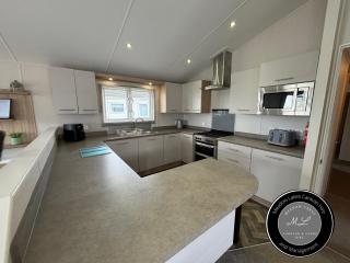 Golf Village 27, Hot tub, WiFi, pet friendly, located overlooking Golf course - Grange Leisure Park - Meadow Lakes Caravan & Lodge Hire - Mablethorpe - 5