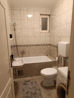 Stan u centru Bijeljine, 38m2, luksuzno opremljen, internet, kablovska, klima - Bijeljina - 2