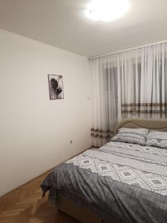 Stan u centru Bijeljine, 38m2, luksuzno opremljen, internet, kablovska, klima - Bijeljina - 0
