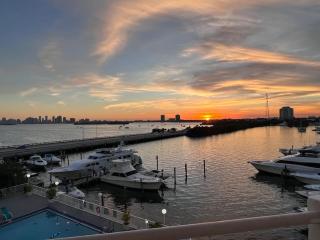 Unique Water Views, free Parking 1bed 1 bath Rooffornomads 416 - 0