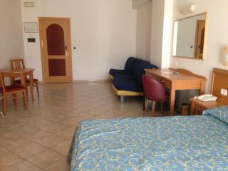 Roses Hotel - 8