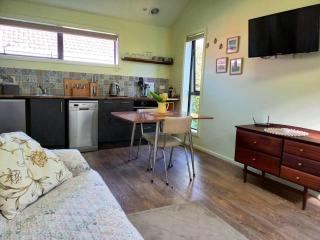 Garden setting, quality independent studio for two - Christchurch - 5