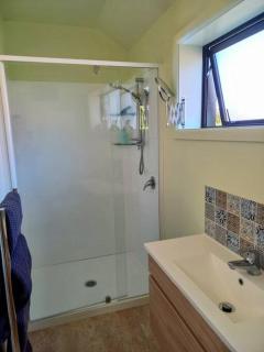 Garden setting, quality independent studio for two - Christchurch - 3