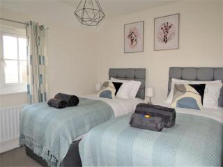 Impeccable Home with Parking - Bristol - 6