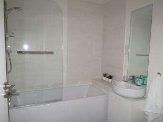 Impeccable Home with Parking - Bristol - 2