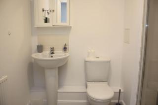 Spacious 2 Bed 2 Bath Apartment & Free Parking - LGW 10min drive - 4