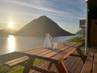 Unique Sea & Landscape View and Spacious Apartment - Klaksvík - 8