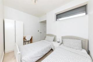 Modern City Centre House with Free Parking - 7