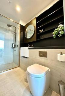 Luxury 2B2B in CBD Views & Perks - Melbourne - 7