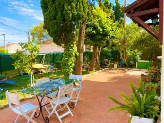 F4 idéal pro ou vacances famille, 80 m2 rdc avec jardin&terrasse privés, parking gratuit, calme, wifi free pop, clim réversible, balancelle, transats, BBQ, dans petit bâtiment, 15 min de la mer et base navale, 10 min de la gare sncf et routière - Tolone - 0