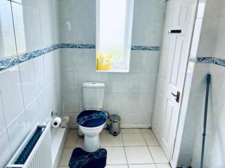 Double bed room in a Peaceful home - Morriston - 4