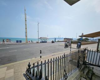 Spacious Seafront Apartment, Beach & Sea Views, Parking - 9