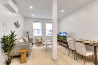Free indoor parking Boho chic and spacious 2 bedroom Heart of downtown - Montreal - 6