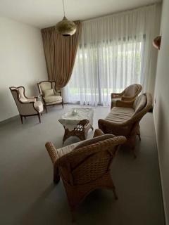 Cozy Garden Flat with Full Kitchen - Madīnat aţ Ţalāʼi‘ - 2