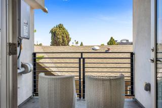 Stylish Modern one Bedroom Hollywood Loft With in unite washer dryer & Balcony - Los Angeles - 1