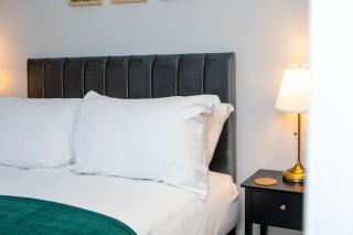 Modern Apartment Spacious Double Bed Off Road Parking Suite 8 - 7