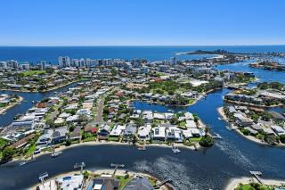 4 bedroom waterfront dream holiday home and small pet friendly - Mooloolaba - 9