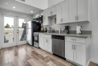 One-Bedroom Loft Retreat with Modern Kitchen & Central AC in the Heart of Hollywood - Los Angeles - 7