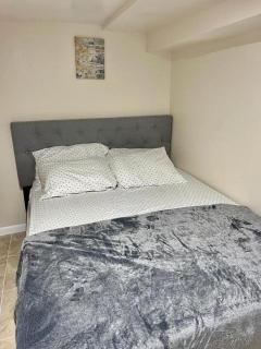 Z & Z Apartment 2 - Newark - 8