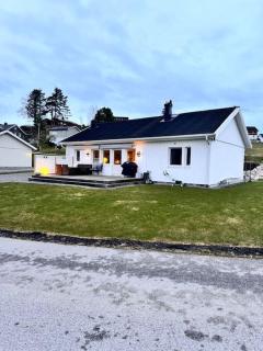 Enebolig nær Telemarkskanalen med nydelig utsikt - - 0