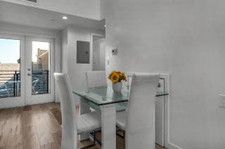 1-Bedroom Lofts in Hollywood Modern Design, Balcony, Parking & Hollywood Sign - Los Angeles - 8