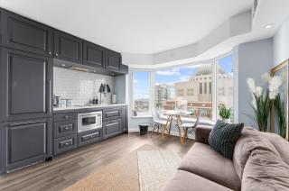 Downtown Toronto Condo with Gym & Subway Access - 9