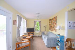 Above Sleepy Hollow - Rooftop Deck, Amazing Views, Hot Tub, Pet Friendly, Screen Porch, Wifi, EV Station, Games, Trails, Wood Stove, Charcoal Grill, Lake Access, King Bed - Hedgesville - 4