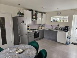 Two bedroom house with free parking and garden - 4