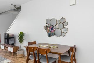 Blueground Fremont lots of light nr canal park SEA-706 - 5