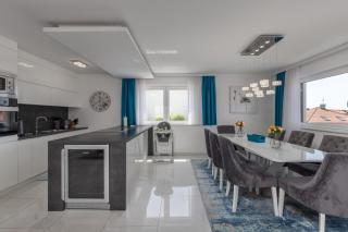 Luxury Pool Apartment With Sea View - Happy Rentals - 7