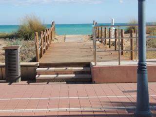 Frente a playa de arena - 8