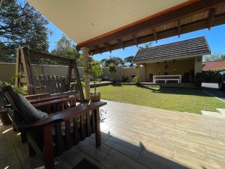 OAK HOUSE, Entire holiday home, Self catering, fully equipped, double storey, 3 bedroom, 2 bathroom, outside entertainment, Braai area, 300sqm home - Hillcrest - 4