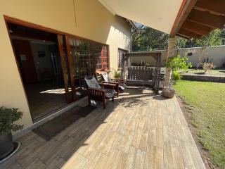OAK HOUSE, Entire holiday home, Self catering, fully equipped, double storey, 3 bedroom, 2 bathroom, outside entertainment, Braai area, 300sqm home - Hillcrest - 6