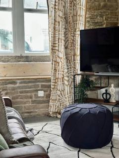 Spacious and Cosy 2 Bedroom Home in Bradford Sleeps 4 by PureStay - 14 nights min! - 2
