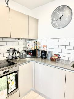 Convenient Contractor & Family Stay - 5 Guests, Pets Welcome, Parking Included! - 1