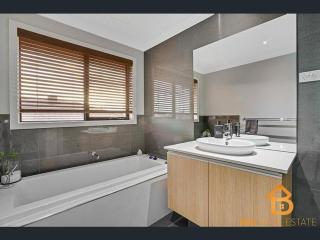Melbourne family home - Truganina - 1