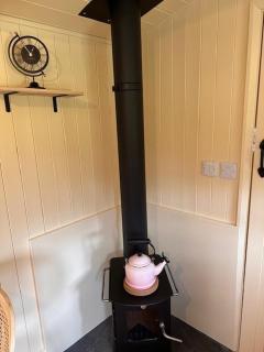 ShepherdsHut-Hot Tub-Cotswolds-PetFriendly - 2