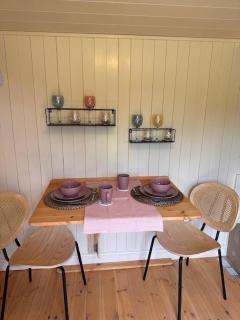 ShepherdsHut-Hot Tub-Cotswolds-PetFriendly - 3