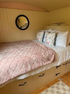 ShepherdsHut-Hot Tub-Cotswolds-PetFriendly - 7