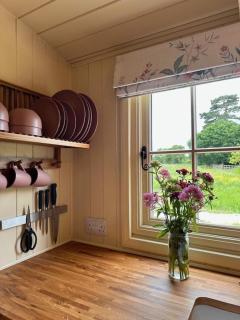 ShepherdsHut-Hot Tub-Cotswolds-PetFriendly - 4