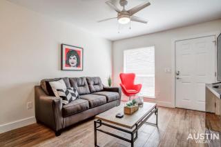 Great Group Stay 2 Apts plus 12 Guests and Free Prkg - 8