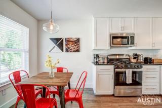 Great Group Stay 2 Apts plus 12 Guests and Free Prkg - 1