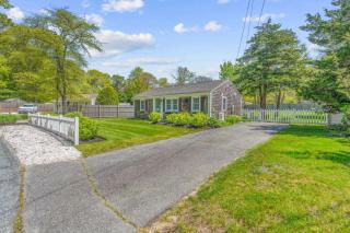 Cottage Oasis by Lake with Kayaks Fire Pit and a Huge Yard - Dennis - 0