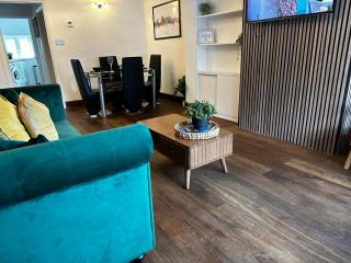 Vibrant house stay in Windsor FREE Parking - 0