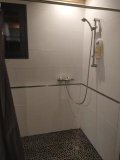 Chambre avec salle d'eau et toilette privées - Léognan - 2