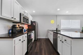 Groovy Getaway king suites, sleeps 8, dogs ok - 8