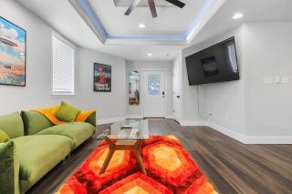 Groovy Getaway king suites, sleeps 8, dogs ok - 1