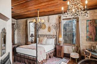 Romantic 1BR Suite on Main Street - Prime location - 2