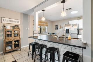 3 Bedroom Hot Tub Firepit Game room - 2