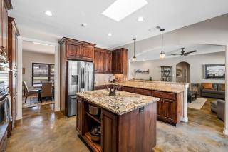 4 Bedroom Close to Downtown Hot Tub-Pool - Fredericksburg - 1